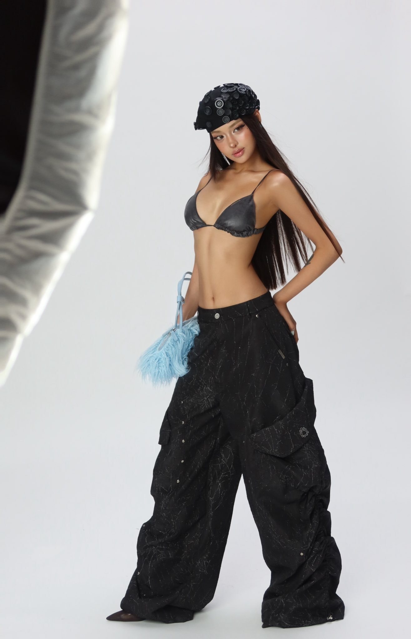 Trên trang cá nhân, người đẹp thường chia sẻ các bộ ảnh lookbook, hình ảnh thời trang và công việc người mẫu.