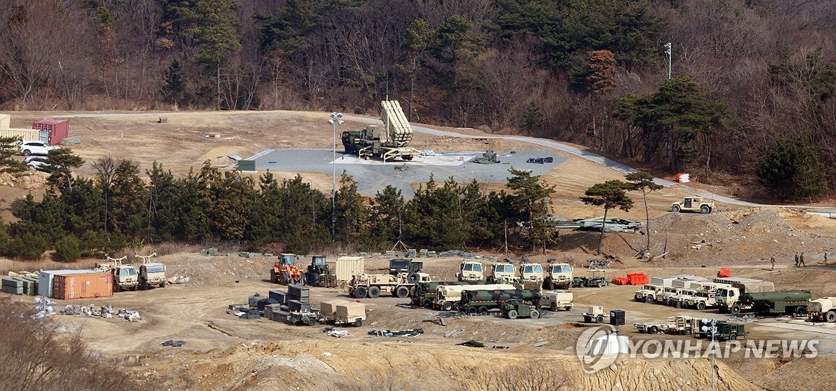 Một xe bệ phóng của hệ thống phòng thủ tên lửa tầm cao giai đoạn cuối (THAAD) tại một căn cứ quân sự Mỹ ở Seongju, cách Seoul khoảng 235 km về phía nam, ngày 5/3/2026. (Ảnh: Yonhap)
