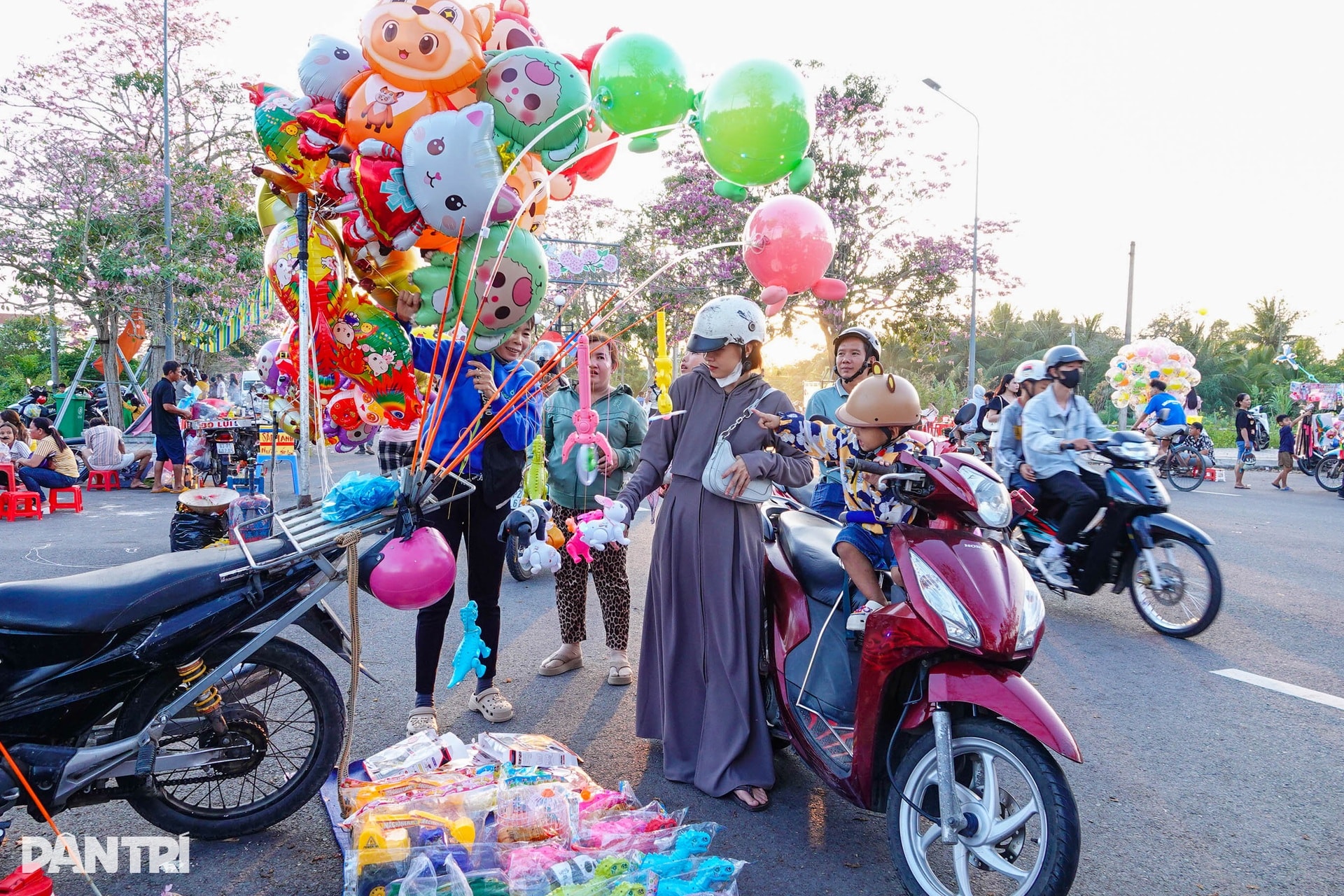 Con đường hoa kèn hồng đẹp nhất miền Tây khiến du khách mê mẩn tạo dáng - 8