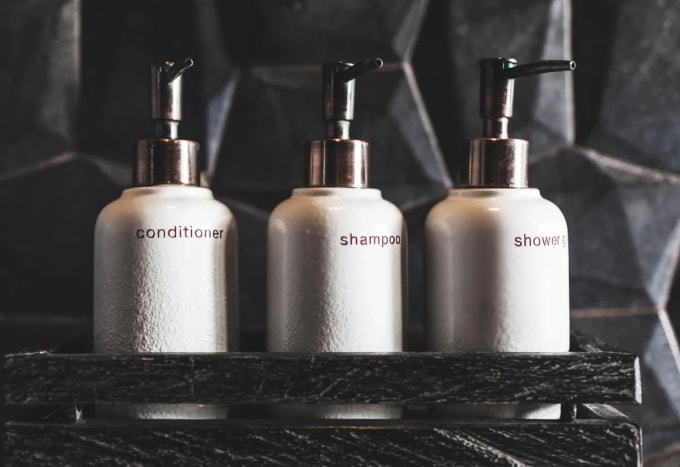 Các loại đồ dùng trong nhà tắm khách sạn thường được châm đầy khi khách dùng hết. Ảnh: packagingdive