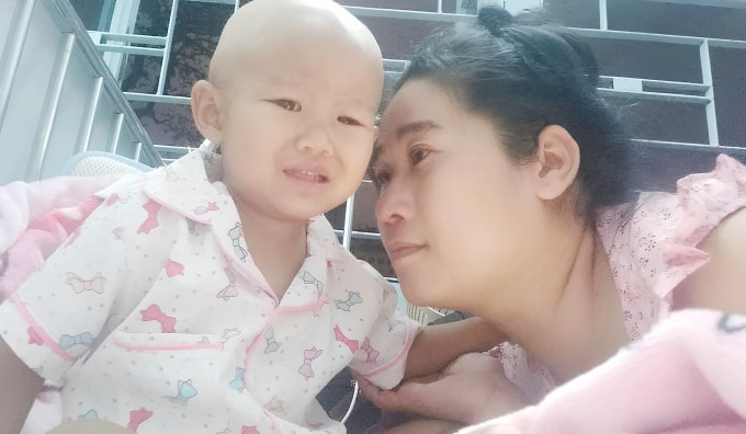 Chị Thoa và con gái tại Bệnh viện Nhi đồng 2, tối 9/3. Ảnh: Gia đình cung cấp