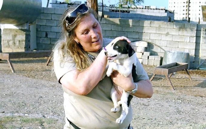 Bà Hastie, người đang mắc kẹt ở Iraq, sẽ chăm sóc những con vật mà bà đã cứu sống cho đến khi xung đột kết thúc. Ảnh: Telegraph