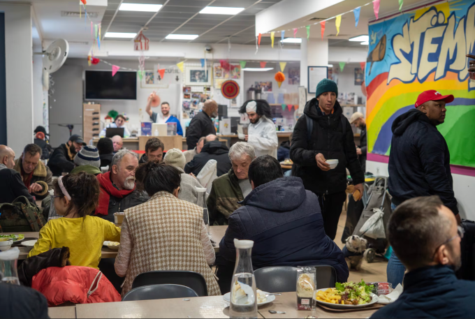 Trung bình mỗi ngày có 450 người dùng bữa tại cơ sở Stëmm vun der Strooss, Luxembourg. Ảnh: Carlos Martínez