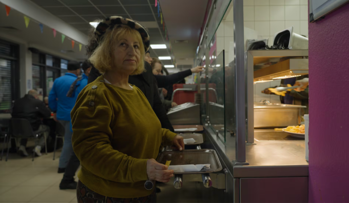 Bà Moufida tại bếp ăn từ thiện vào ngày 19/2. Ảnh: Carlos Martínez