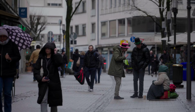 Hành vi ăn xin hung hăng đã bị cấm ở khu vực trung tâm Luxembourg từ năm 2024. Ảnh: Carlos Martínez