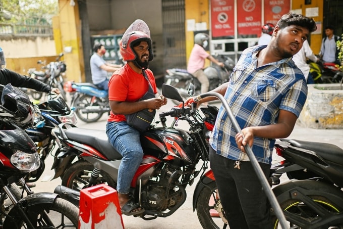 Người dân xếp hàng chờ đổ xăng ở Dhaka, thủ đô Bangladesh, ngày 8/3. Ảnh: AP