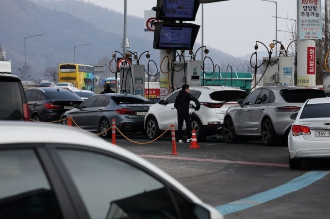 Một người đàn ông đang đổ xăng tại trạm xăng ở Seoul (Hàn Quốc) ngày 9/3. Ảnh: Reuters