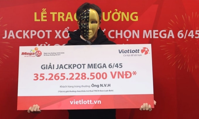Ông N.V.H nhận giải Jackpot vào ngày 10/3. Ảnh: Vietlott