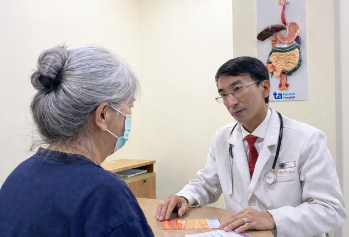 Bác sĩ Trung khám cho bà Ngọc trong lần tái khám. Ảnh: Bệnh viện Đa khoa Tâm Anh