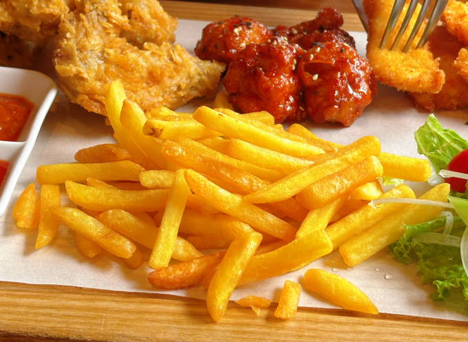 Đồ chiên rán ngập dầu, thức ăn nhanh chứa nhiều chất béo xấu không tốt cho mắt. Ảnh: Bảo Bảo
