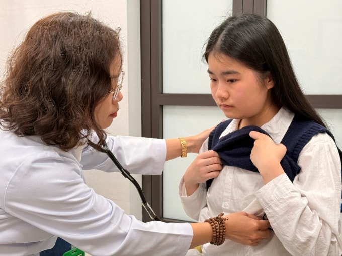 Chi tái khám tại Bện viện Việt Đức. Ảnh: Thảo My