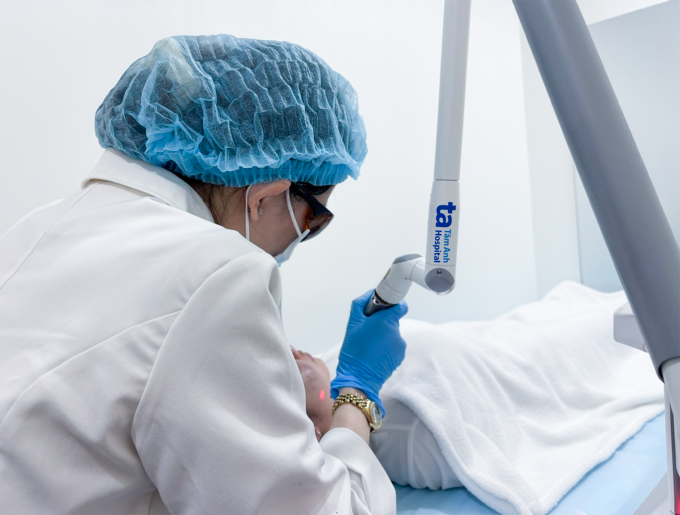 Bác sĩ sử dụng laser pico điều trị bớt sắc tố cho Mai. Ảnh: Bệnh viện Đa khoa Tâm Anh