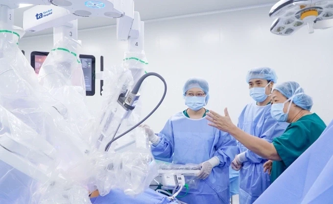 Các bác sĩ Bệnh viện Đa khoa Tâm Anh phẫu thuật cho người bệnh mắc ung thư do virus HPV gây ra. Ảnh: Tuệ Diễm