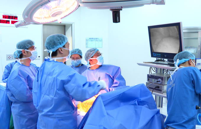 Êkíp phẫu thuật cho người bệnh bằng kỹ thuật nội soi lồng ngực ít xâm lấn. Ảnh: Bệnh viện Đa khoa Tâm Anh