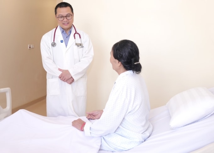 Bác sĩ khám cho người bệnh và đánh giá kết quả hồi phục tốt. Ảnh: Bệnh viện Đa khoa Tâm Anh
