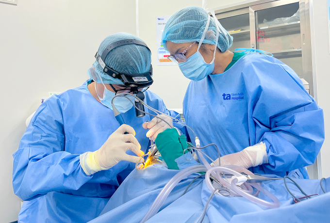 Bác sĩ Thái Duy (trái) đang phẫu thuật cắt amidan cho người bệnh. Ảnh: Bệnh viện Đa khoa Tâm Anh