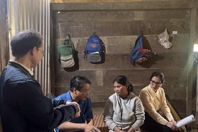 Đại diện Sở Y tế Đà Nẵng trao đổi với gia đình các bệnh nhân tại xã Phước Năng, sáng 11/3. Ảnh: Phúc Huynh