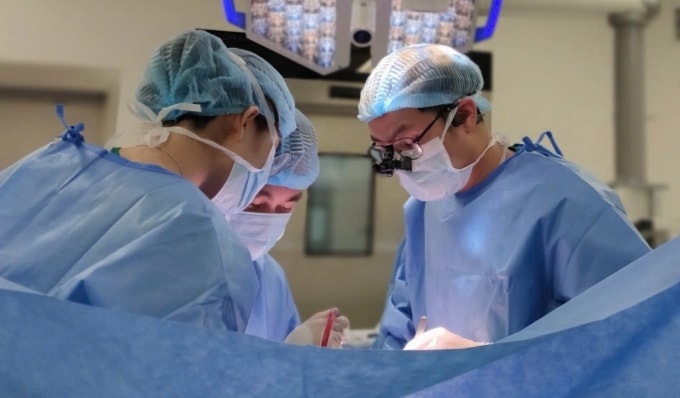 Các bác sĩ Bệnh viện Quân y 175 mổ cắt u gan cho bệnh nhân. Ảnh: Bệnh viện cung cấp