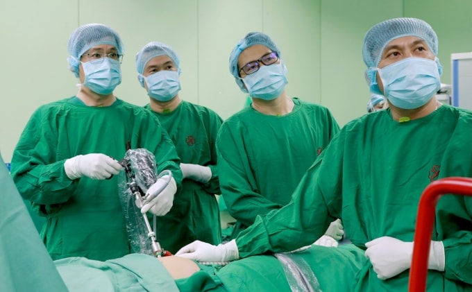 Bác sĩ Bệnh viện Gia An 115 phẫu thuật ruột thừa một trocar cho bệnh nhân Thalassemia. Ảnh: Bệnh viện cung cấp