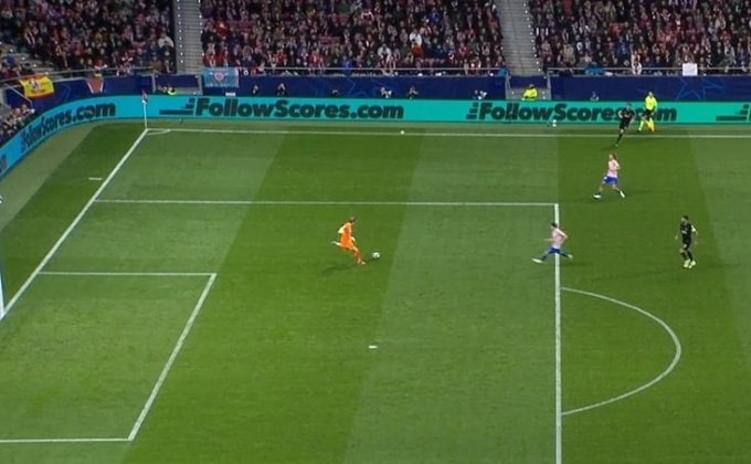 Kinsky đá hụt bóng...