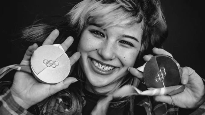 Alysa Liu trên trang bìa tạp chí Rolling Stone.