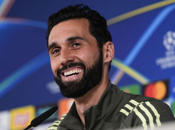 HLV Alvaro Arbeloa tươi cười trong buổi họp báo trước trận. Ảnh: Europa Press Sports