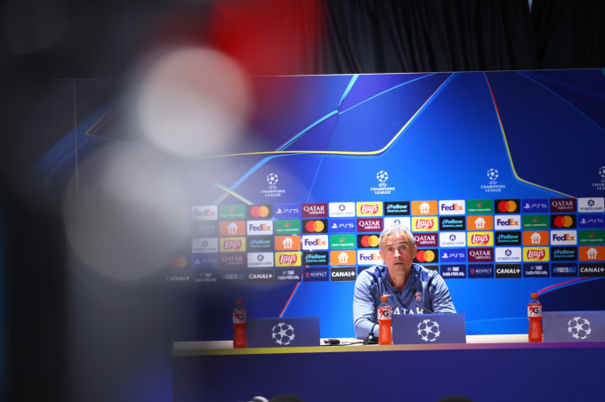 HLV Luis Enrique trong buổi họp báo trước trận PSG gặp Chelsea ở lượt đi vòng 1/8 Champions League ngày 10/3. Ảnh: PSG