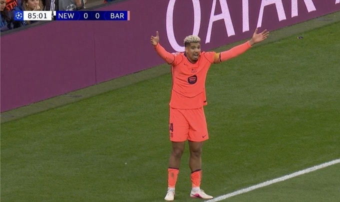 Araujo sốt ruột chờ trọng tài cho vào sân...