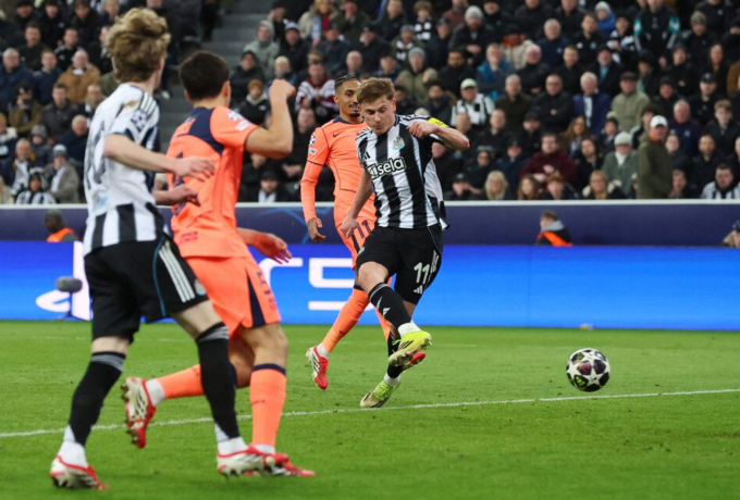 Harvey Barnes đệm bóng mở tỷ số trong trận Newcastle hòa Barca 1-1 ở lượt đi vòng 1/8 Champions League trên sân St. James’ Park, Newcastle, Anh ngày 10/3/2026. Ảnh: Reuters