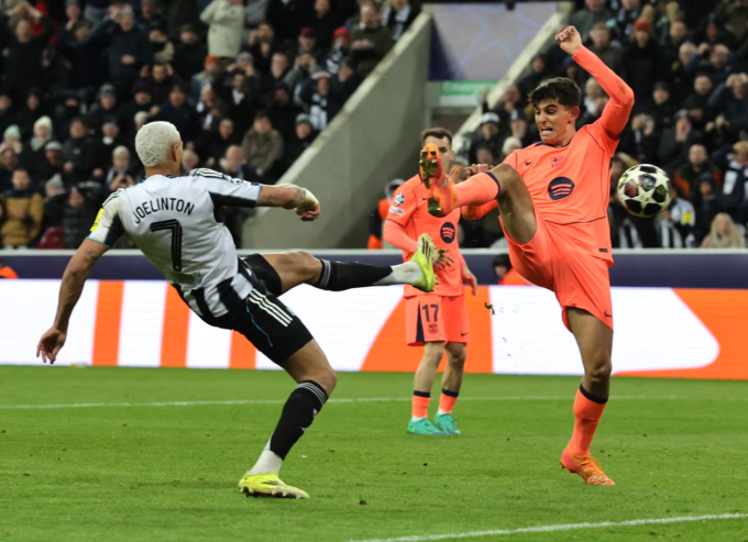 Joelinton đá bồi tung lưới Barca, nhưng bàn thắng không được công nhận vì lỗi việt vị. Ảnh: PA