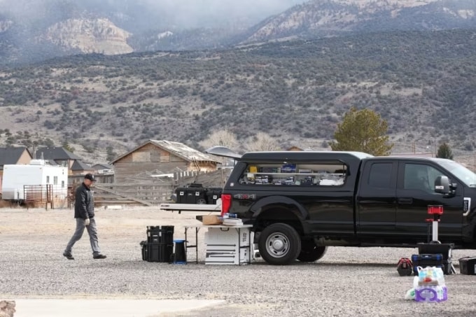 Cảnh sát điều tra vụ án ba người bị sát hại tại hạt Wayne, bang Utah. Ảnh: AP