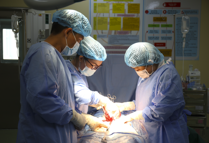 BS CKI Nguyễn Thị Thanh Thủy cùng ê kíp phẫu thuật cắt hoàn toàn tử cung và hai phần phụ cho bệnh nhân. Ảnh: Bệnh viện Đa khoa Thanh Vũ Medic Bạc Liêu