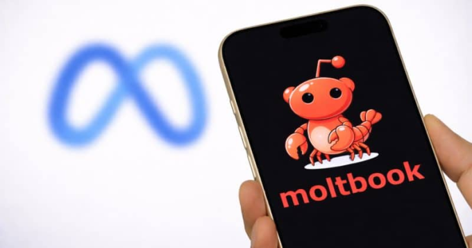 Logo mạng xã hội Moltbook trên smartphone, phía sau là logo Meta. Ảnh: Cryptobriefing