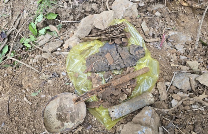 Di vật được tìm thấy cùng hài cốt. Ảnh: Đoàn Kinh tế - Quốc phòng 337