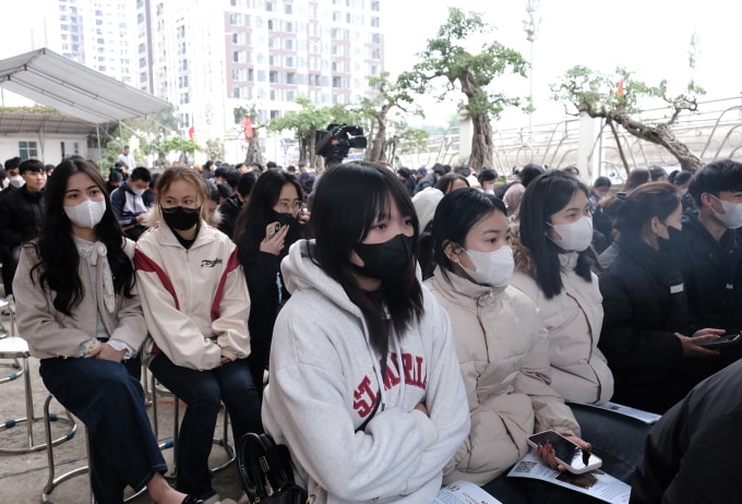 Sinh viên cao đẳng ở Bắc Ninh (Bắc Giang cũ) nghe tư vấn tuyển dụng tại ngày hội việc làm đầu năm 2025. Ảnh: Hồng Chiêu