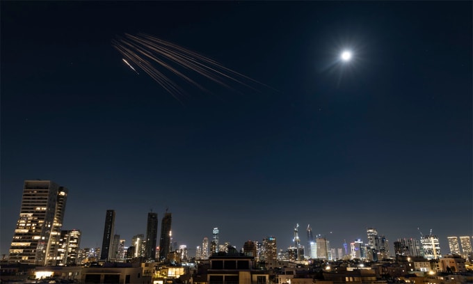 Tên lửa Iran rải đạn con trong vụ tập kích nhằm vào Israel ngày 5/3. Ảnh: Flash90