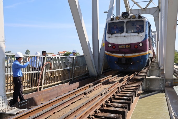 Chuyến tàu đầu tiên chạy qua cầu Ghềnh sau 5 ngày gặp sự cố. Ảnh: Phước Tuấn