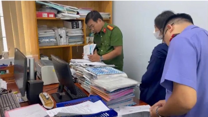 Cơ quan cảnh sát điều tra khám xét nơi làm việc của Nguyệt. Ảnh: Thái Hà