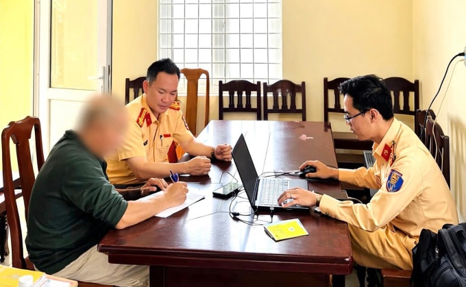 Tài xế bị lập biên bản xử phạt. Ảnh: Cảnh sát giao thông Quảng Trị