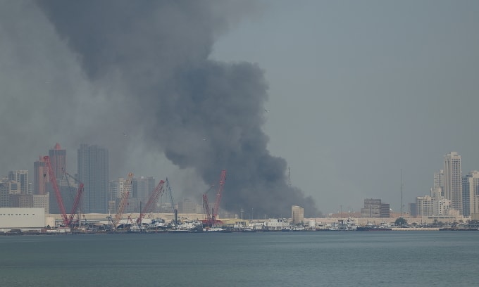 Khói bốc lên sau khi Iran tấn công tên lửa vào trụ sở Hạm đội 5 của hải quân Mỹ ở Manama, Bahrain ngày 28/2. Ảnh: AFP