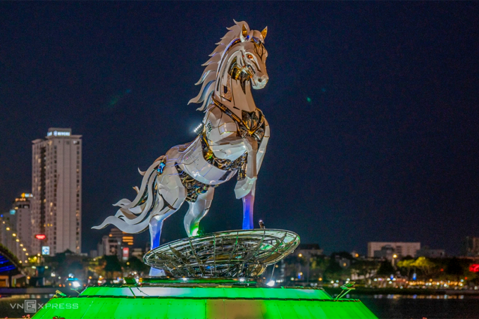 Linh vật Kim Mã 4.0 tại cụm trang trí hoa tết phía tây cầu Rồng. Ảnh: Nguyễn Đông
