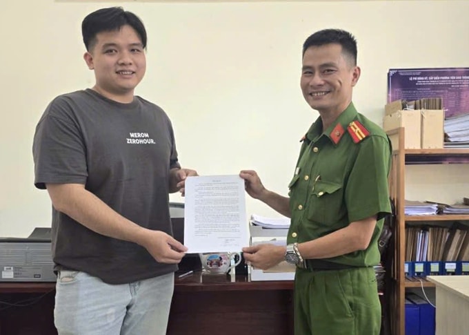 Anh Trường gửi thư cảm ơn Công an phường Tân Thành vì đã hỗ trợ giúp anh vượt qua lo lắng. Ảnh: Công an TP HCM