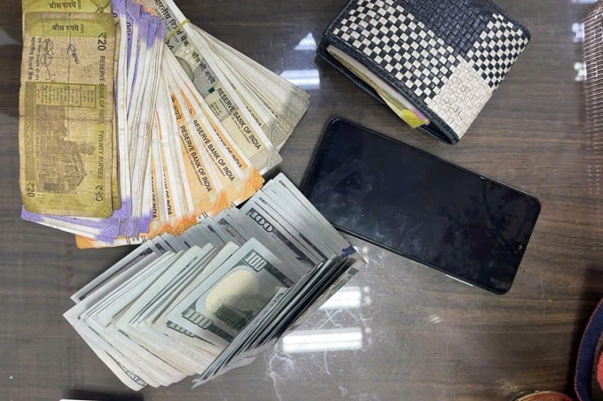 Tài sản bên trong chiếc balo du khách bỏ quên tại sân bay quốc tế Đà Nẵng. Ảnh: Công an cung cấp