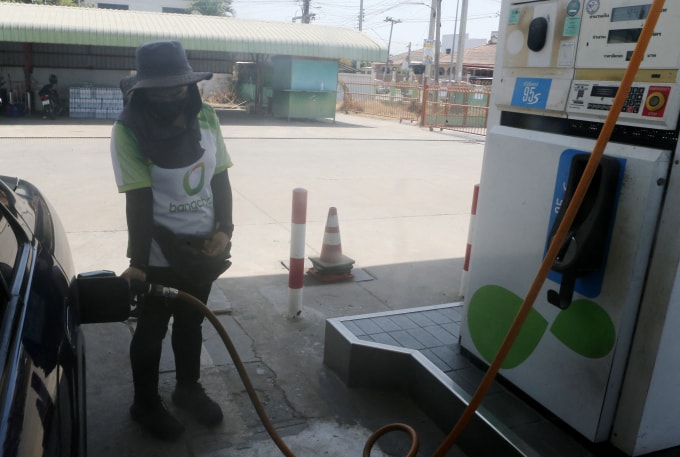 Nhân viên tại trạm xăng tỉnh Nakhon Sawan, phía bắc Bangkok, ngày 10/3. Ảnh: AFP