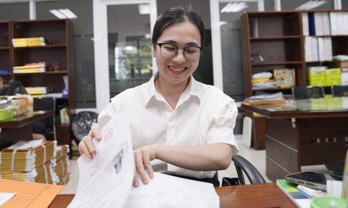 Công chức làm việc tại bộ phận một cửa, Trung tâm Hành chính TP Đà Nẵng, tháng 3/2025. Ảnh: Nguyễn Đông