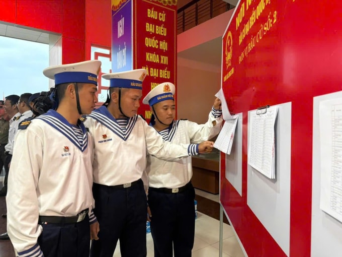 Chiến sĩ quân xem danh sách cử tri tại điểm bầu cử Bộ Tư lệnh Vùng 2 Hải quân, xã Long Sơn. Ảnh: Nhi Hoàng