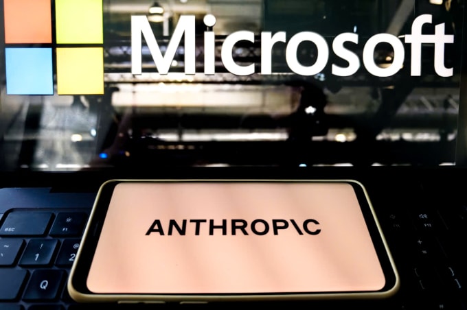 Logo Anthropic hiển thị trên một chiếc smartphone, phía sau là logo Microsoft. Ảnh: Bảo Lâm