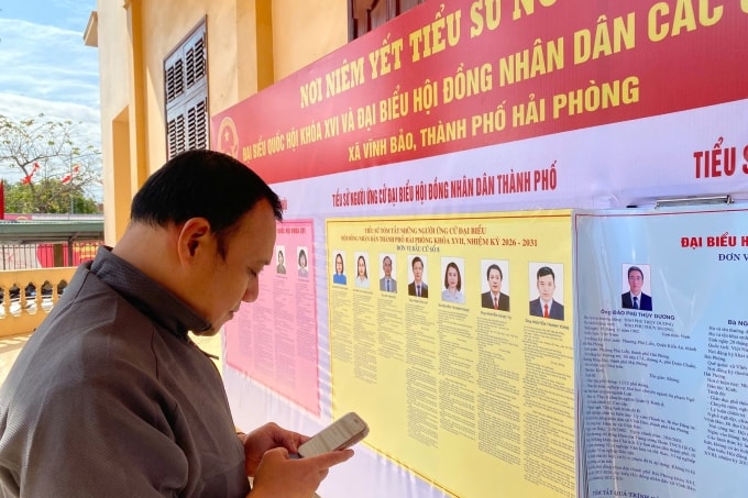 Cử tri Hải Phòng xem tiểu sử đại biểu Quốc hội tại điểm bầu cử xã Vĩnh Bảo. ảnh: Lê Tân