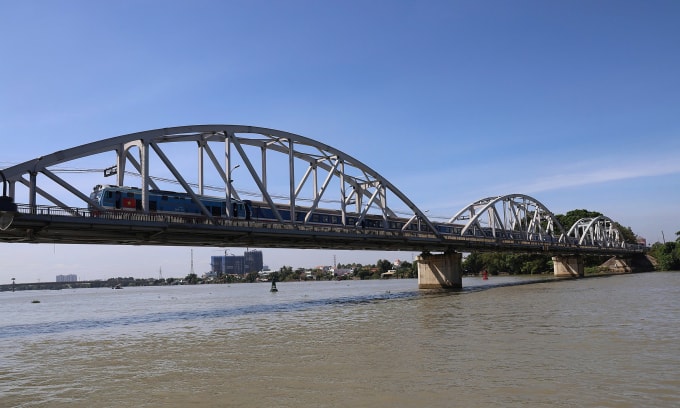 Tàu khách SE6 chạy từ TP HCM đi Hà Nội chạy qua cầu. Ảnh: Phước Tuấn