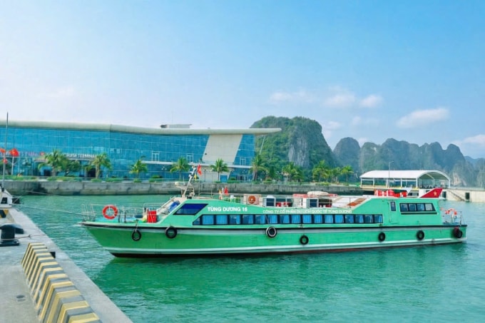 Một tàu cao tốc chạy tuyến Vân Đồn - Cô Tô. Ảnh: Lê Tân